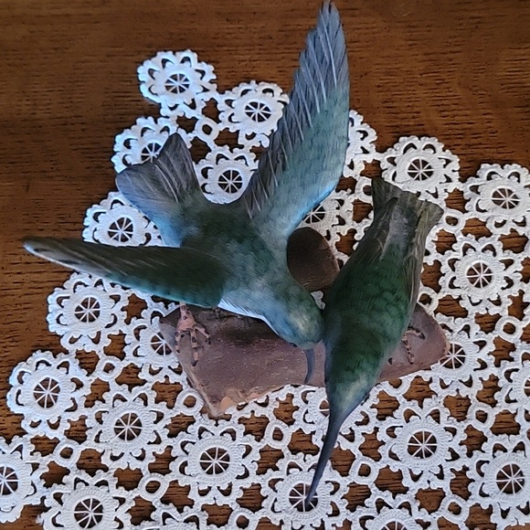 Hand painted hummingbird figure - Picture 2 of 3